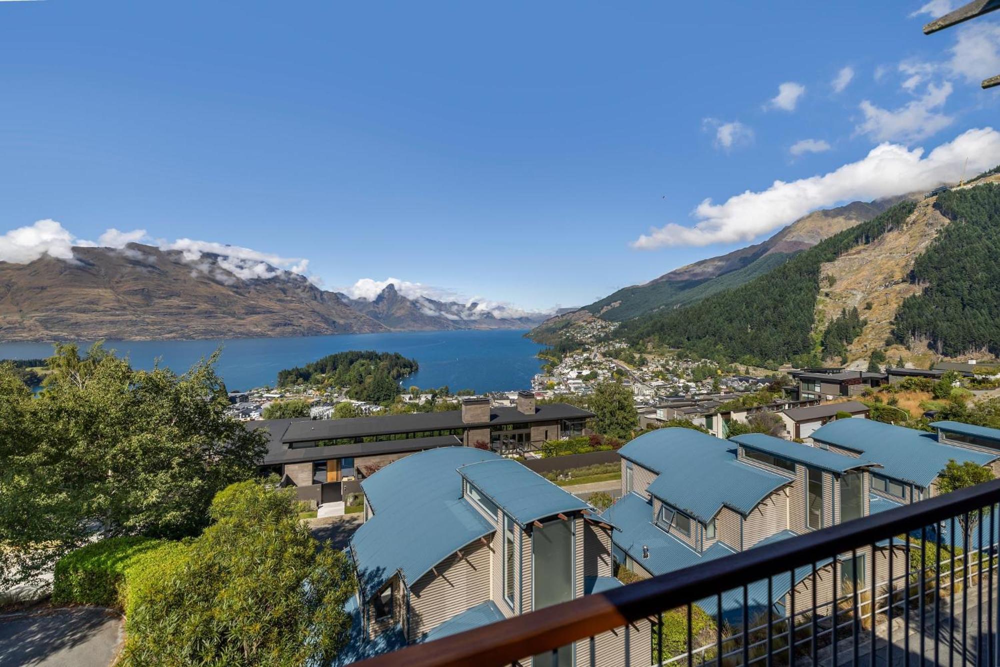 Belfast Retreat - Views And Pool * Queenstown