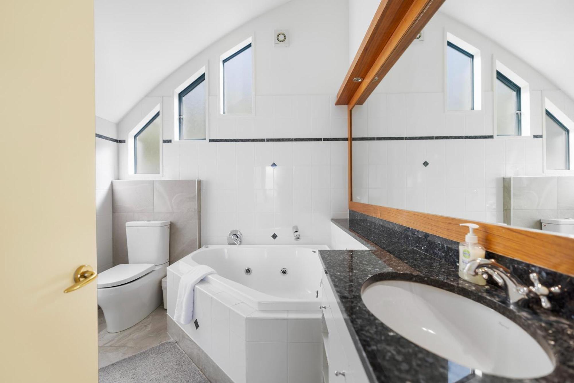 Belfast Retreat - Views And Pool